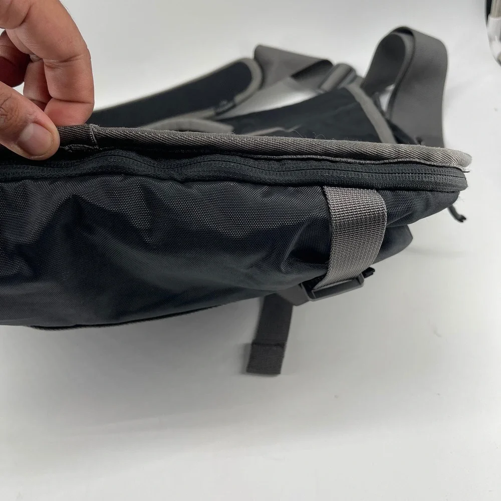 Timbuk2 Command Bag Black Grey Commuter Laptop Travel Shoulder Bag
